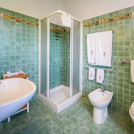 Spacious In With Swimming Pool *